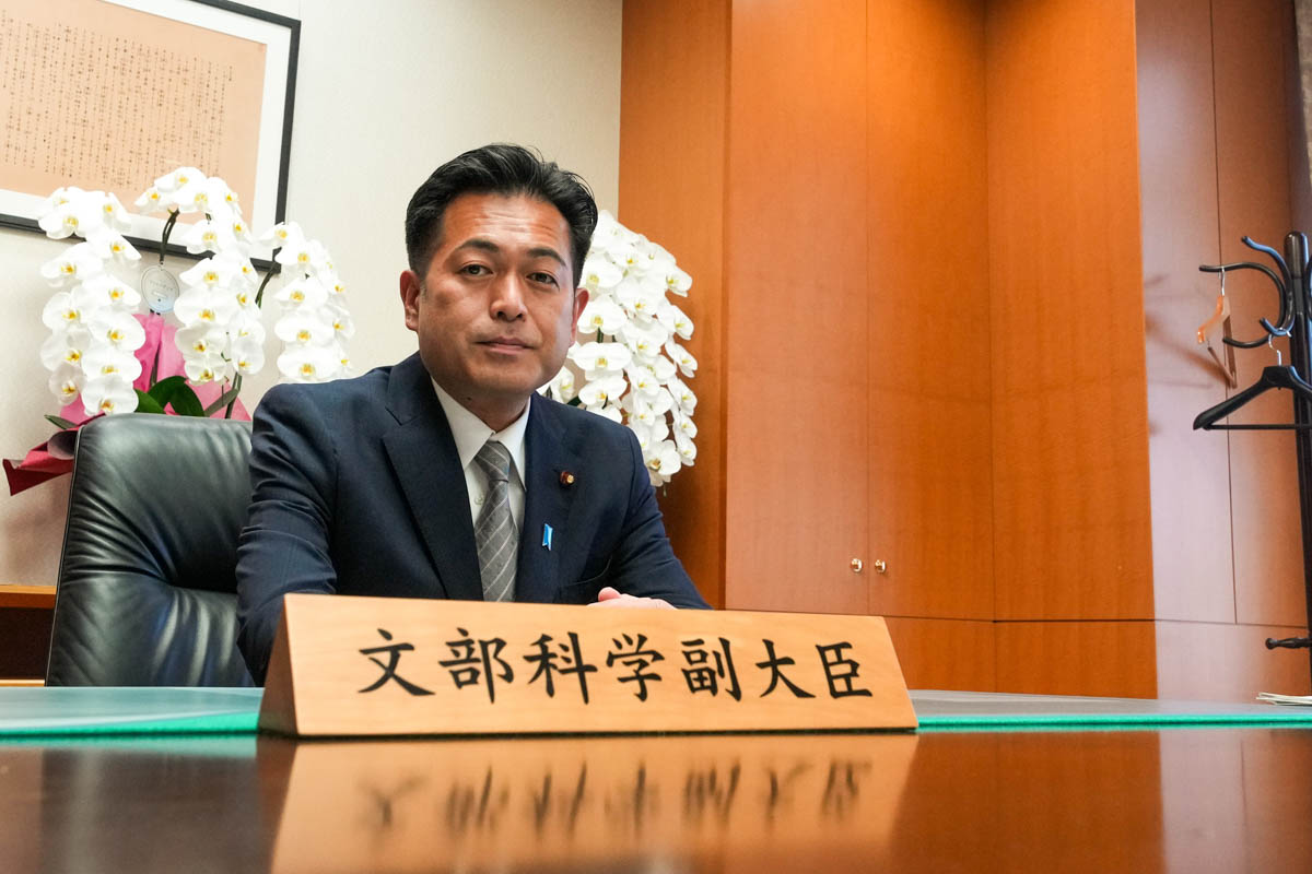 文部科学副大臣仕事風景